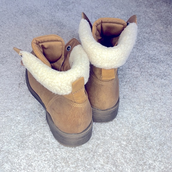 American Eagle Lace up Anke Boots, Tan with cream fleece Ankle, size 10 - Picture 3 of 7